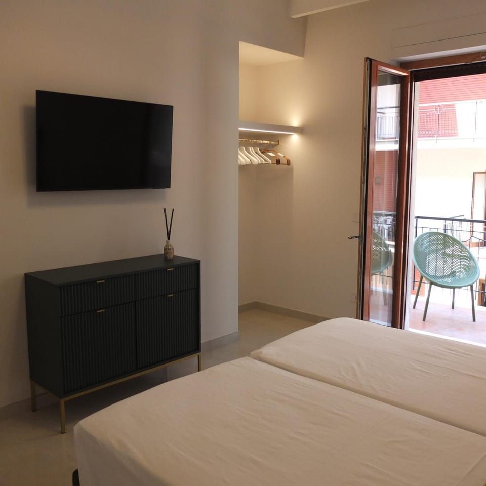 Bed, TV and multimedia, Bedroom
