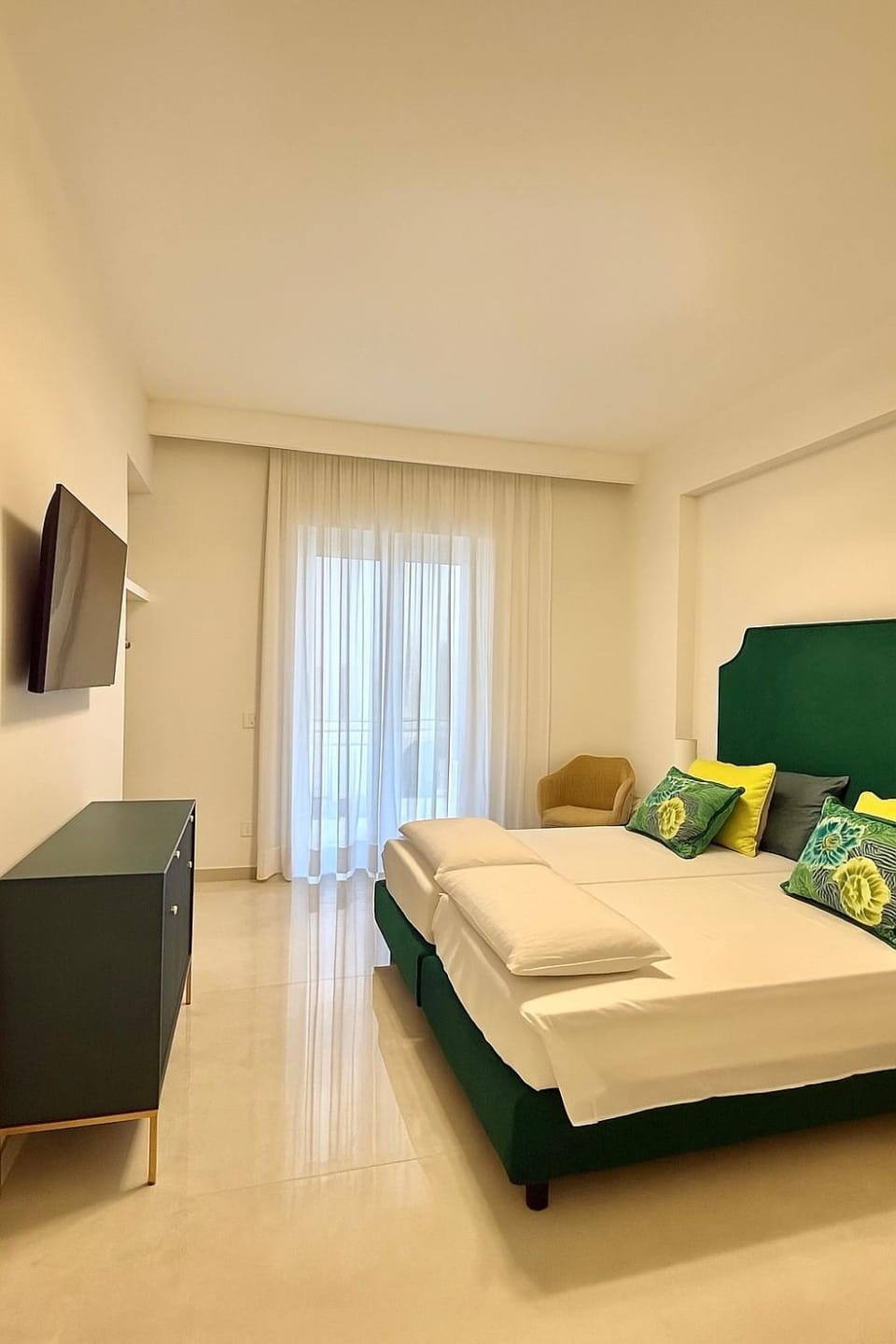 Bed, TV and multimedia, Photo of the whole room, Bedroom