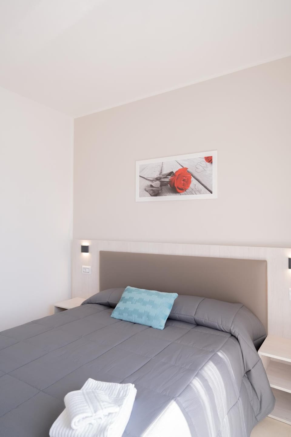 Bed, TV and multimedia, Coffee/tea facilities, View (from property/room), Balcony/Terrace, Kitchen or kitchenette, Living room, Seating area, Bedroom, Guests, Mountain view, Drinks, Non alcoholic drinks, children, young children, older children, group of guests, cot, Family, Quiet street view, furniture, hair dryier, heating, internet, minibar, safe, towels, wardrobe, acessibility, air conditioner