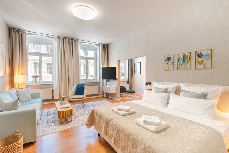 Bed, TV and multimedia, Living room, Photo of the whole room, Seating area, Evening entertainment, Bedroom, towels