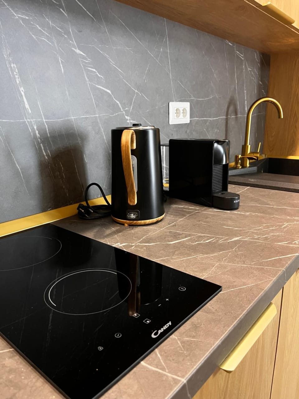 Coffee/tea facilities, Kitchen or kitchenette, stove