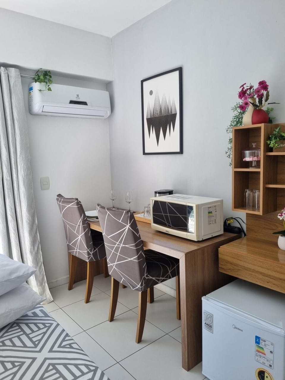 Kitchen or kitchenette, Photo of the whole room, Dining area, Bedroom, minibar, air conditioner