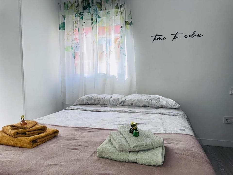 Bed, Bedroom, towels