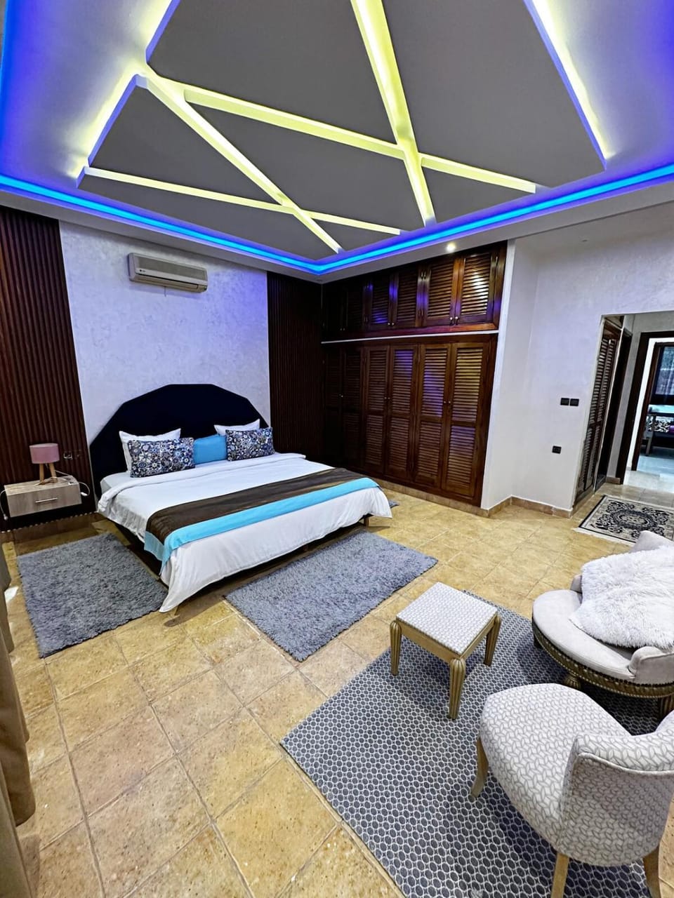 Bed, Photo of the whole room, Seating area, Bedroom, air conditioner