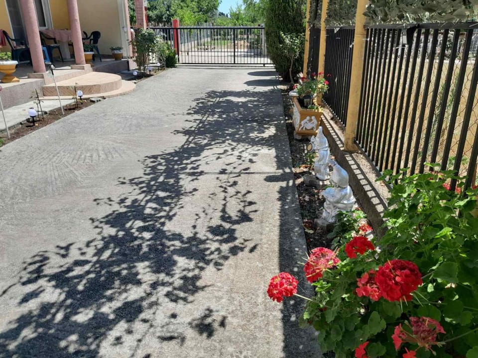 Guest House Oroshi Bed and Breakfast in Ulcinj Municipality