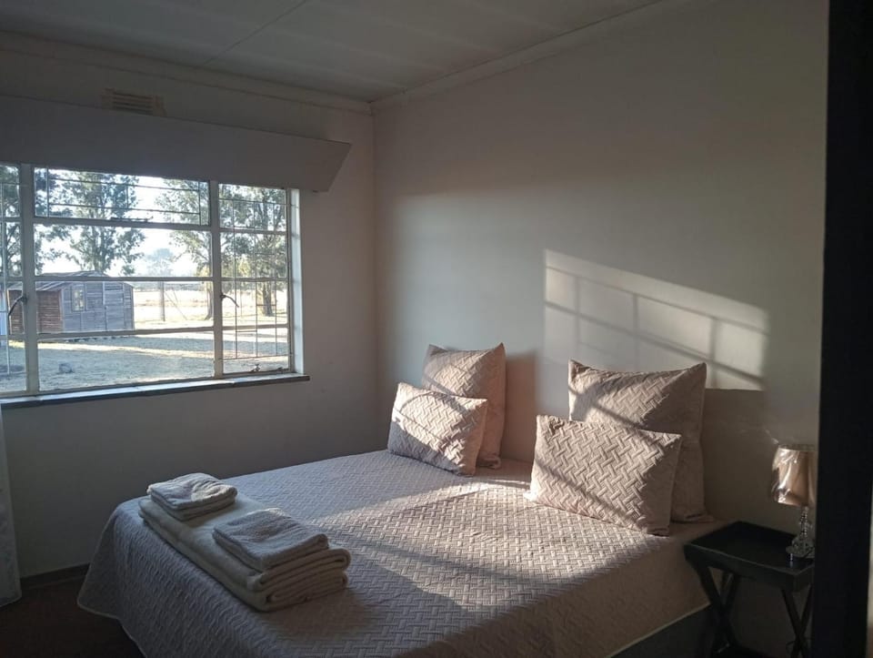Bed, Bedroom, Garden view, towels