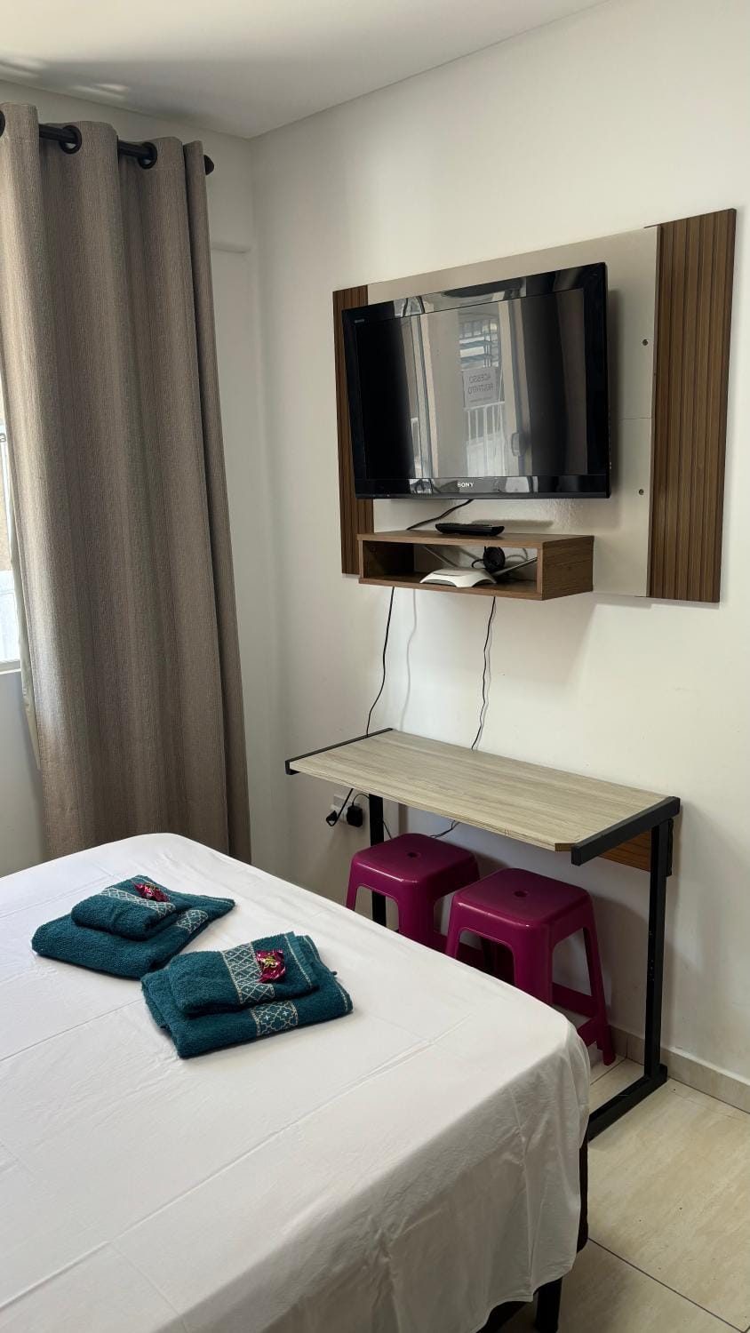Bed, TV and multimedia, Photo of the whole room, Bedroom, towels
