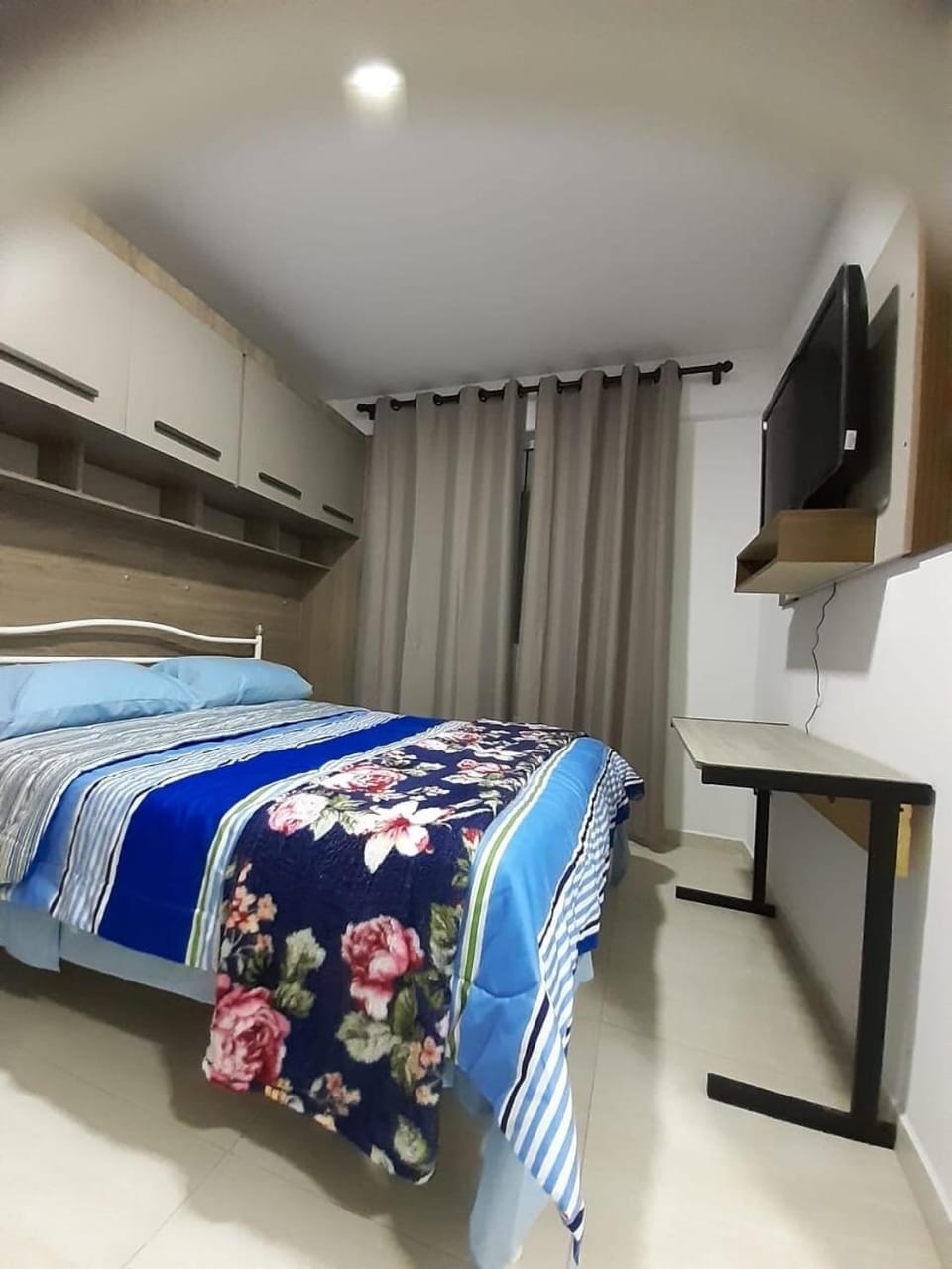 Bed, TV and multimedia, Photo of the whole room, Bedroom