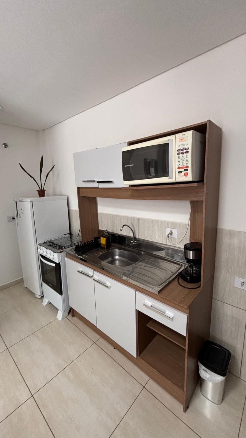 Coffee/tea facilities, Kitchen or kitchenette, stove