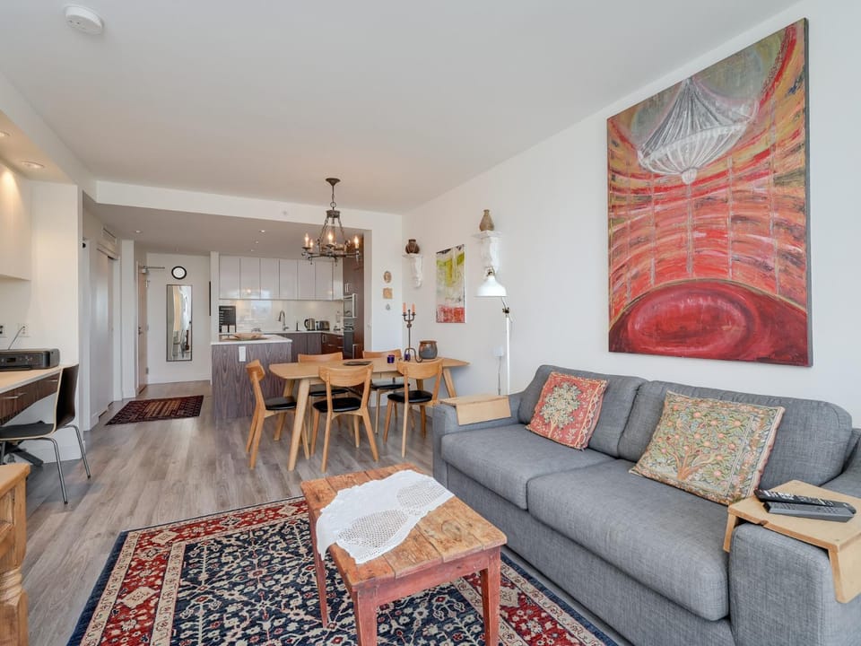 Sunset Place-Deluxe One Bedroom Condo in the Escher Building, Sunset Views and Beyond Apartment in Victoria