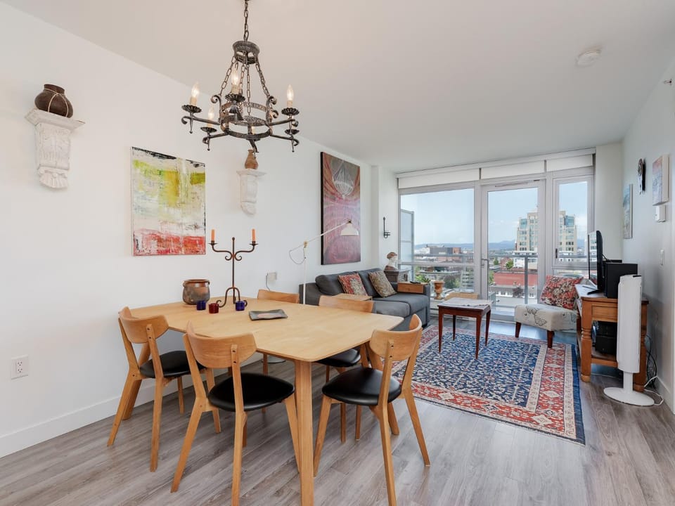 Sunset Place-Deluxe One Bedroom Condo in the Escher Building, Sunset Views and Beyond Apartment in Victoria