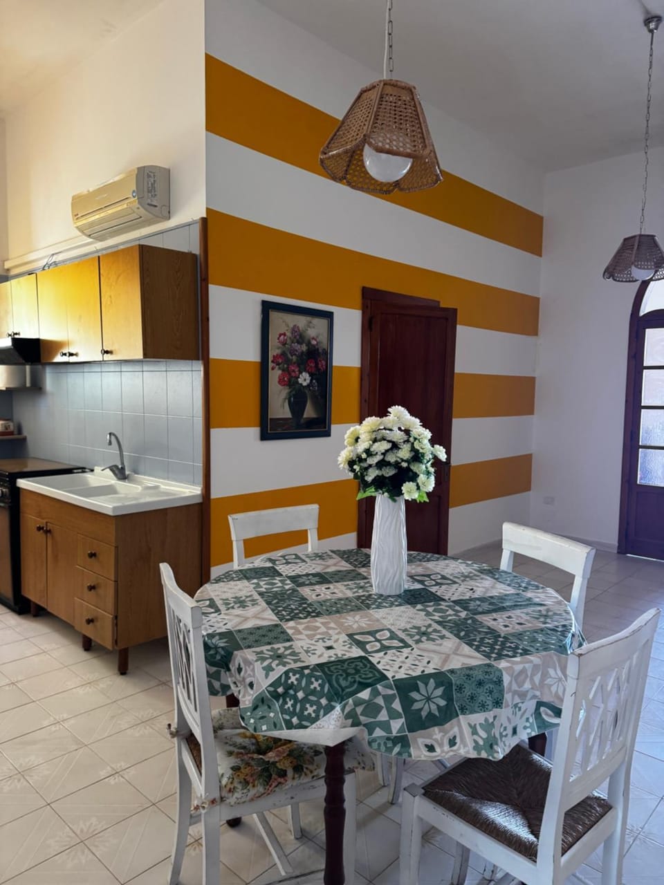 Kitchen or kitchenette, Living room, Seating area, Dining area, minibar, oven, stove