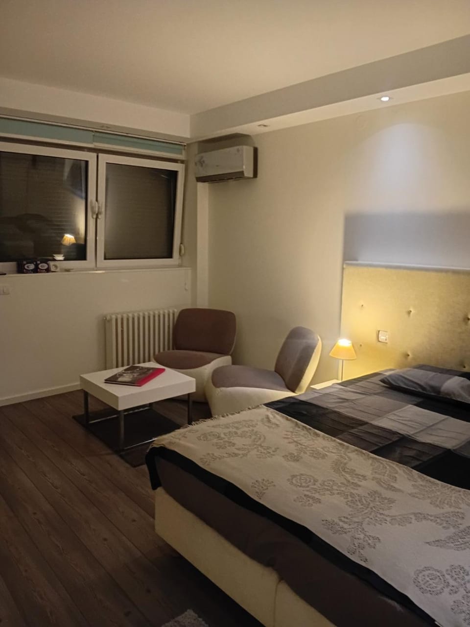 Bed, Living room, Photo of the whole room, Seating area