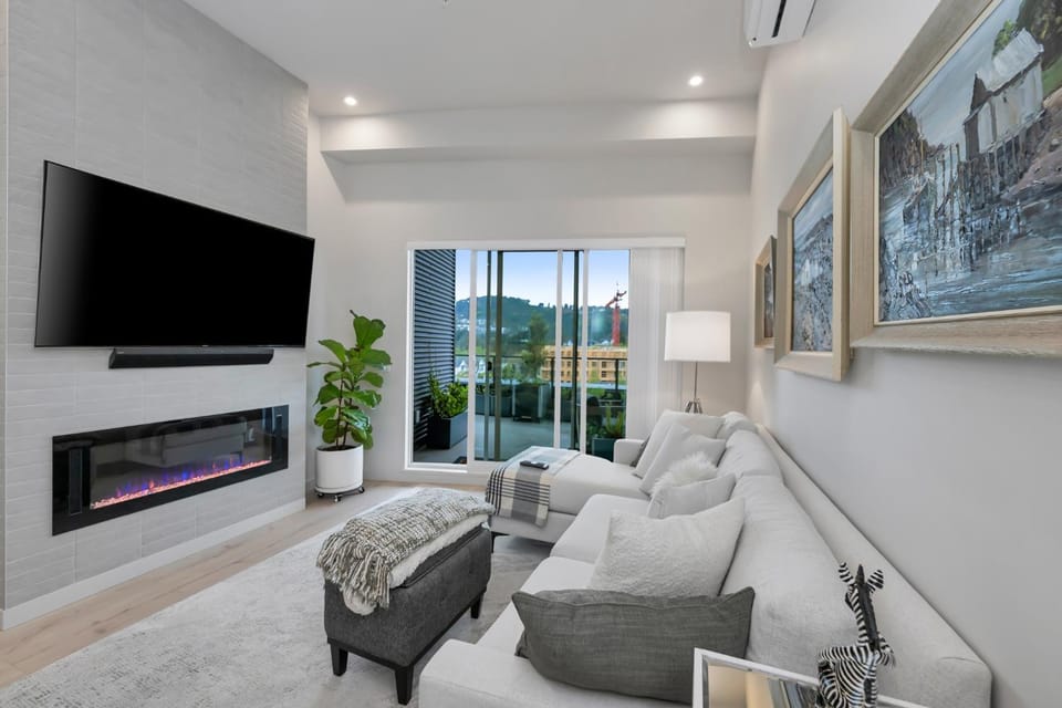 Whirlaway – Luxurious one bedroom Penthouse with study and 2 parking spots by Victoria Prime! Apartment in Langford