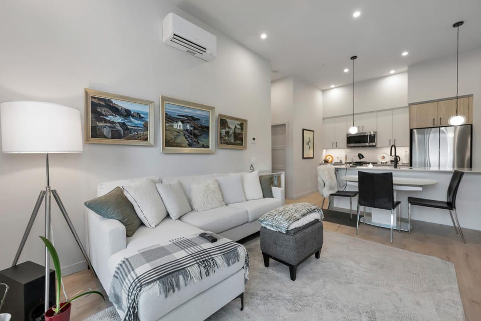 Whirlaway – Luxurious one bedroom Penthouse with study and 2 parking spots by Victoria Prime! Apartment in Langford