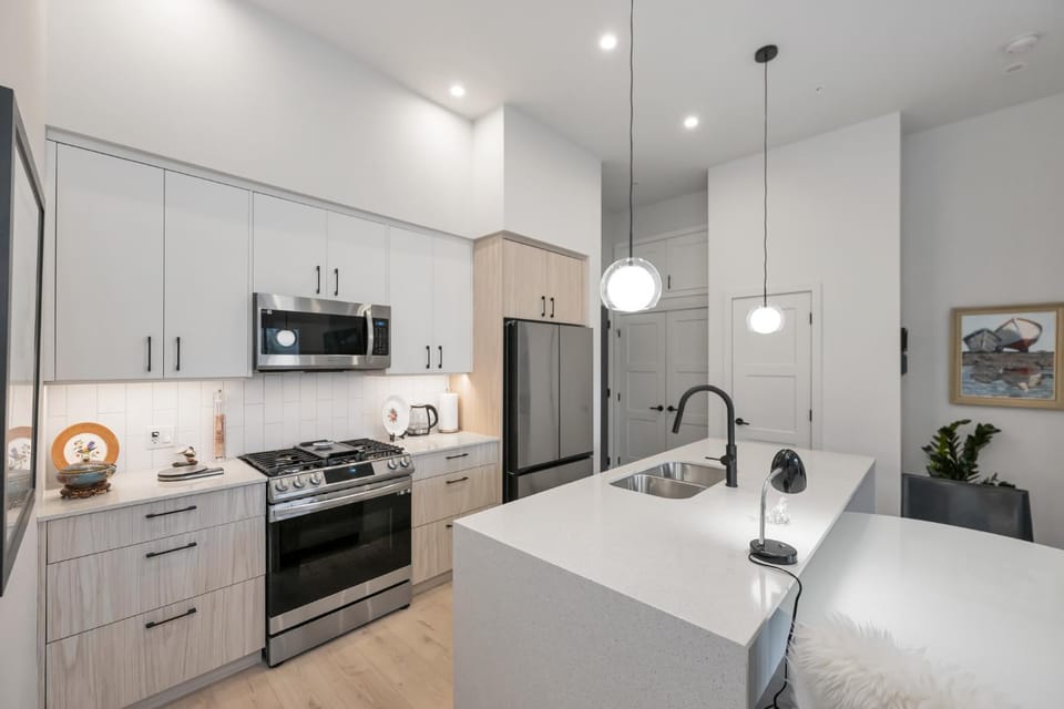 Whirlaway – Luxurious one bedroom Penthouse with study and 2 parking spots by Victoria Prime! Apartment in Langford
