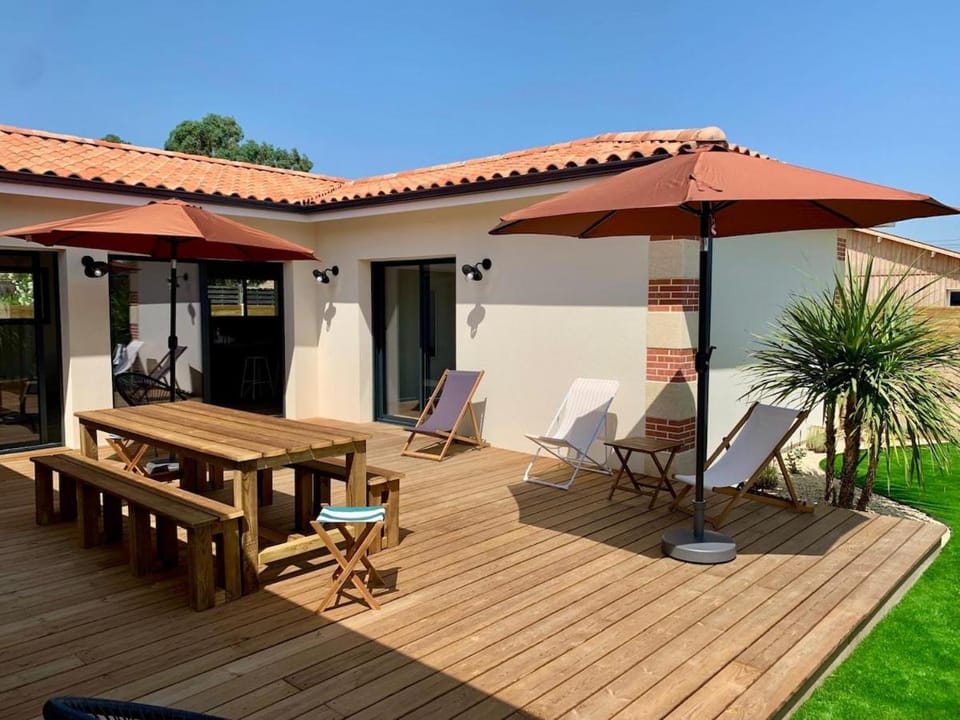 Patio, Day, Dining area, Garden view