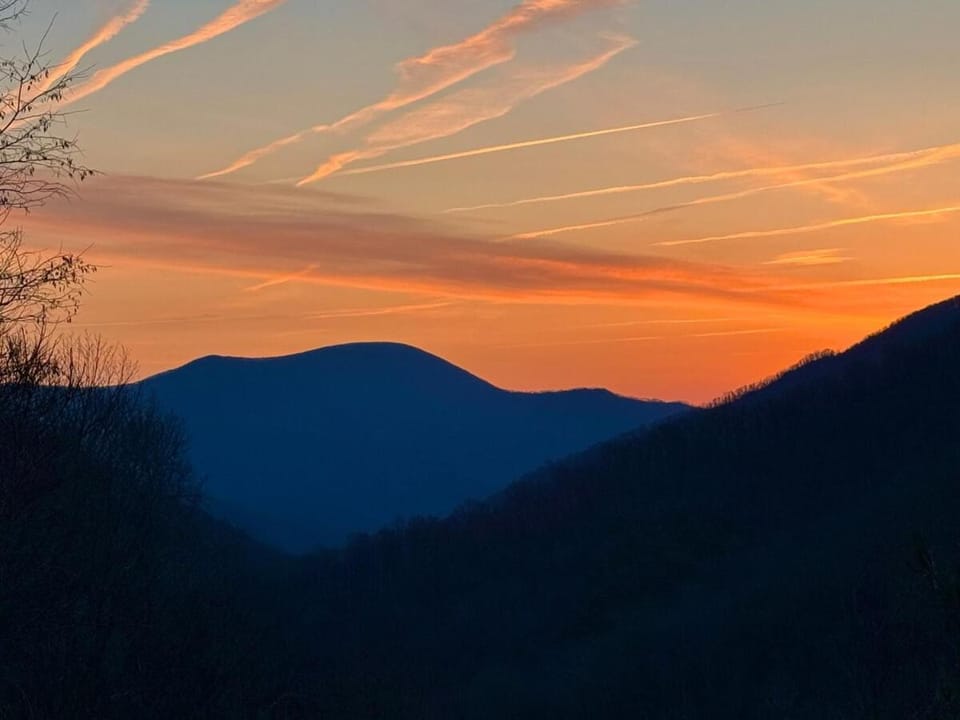 Romantic Getaway or Family Vacay with Mountain Views & Hot Tub House in Massies Mill
