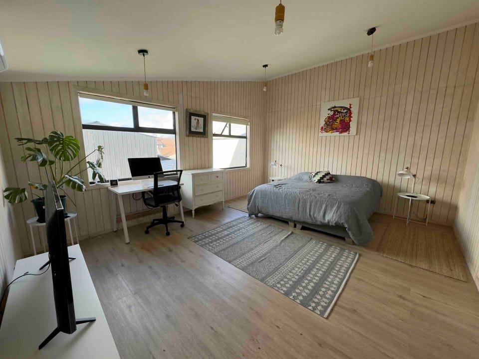Bed, TV and multimedia, Photo of the whole room, Bedroom