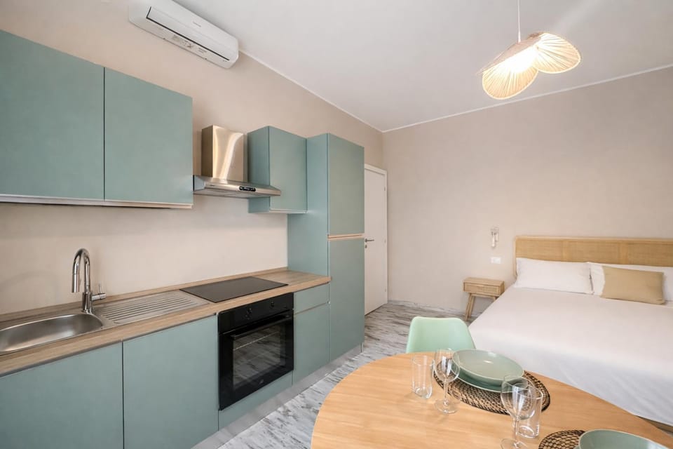 Bed, Kitchen or kitchenette, Photo of the whole room, Dining area, Bedroom, oven, stove, air conditioner