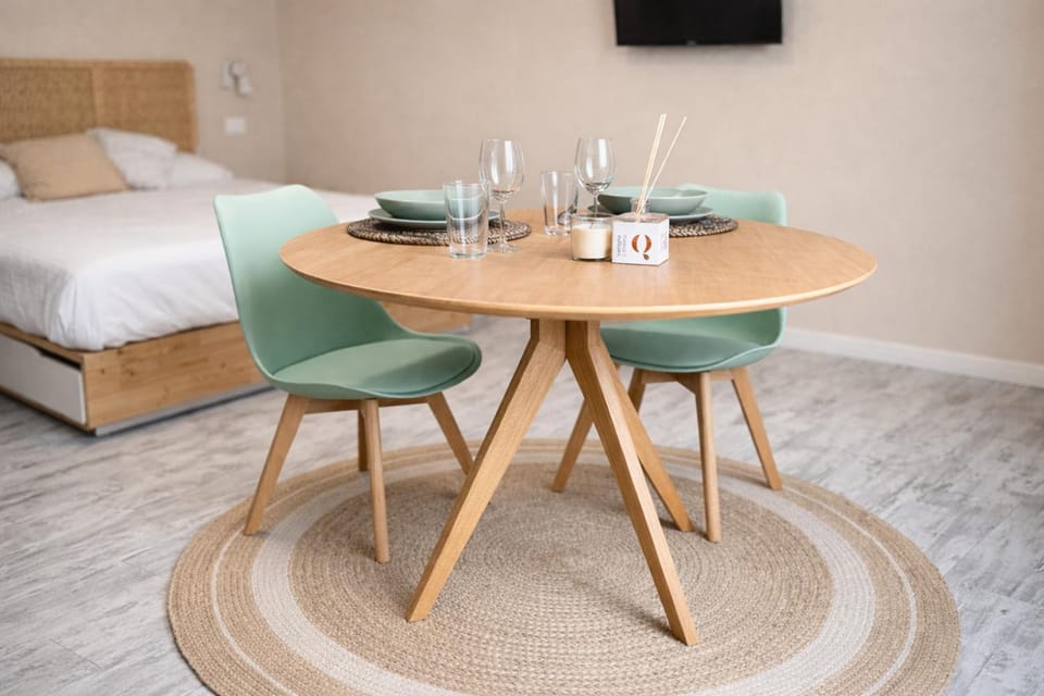 Bed, Photo of the whole room, Seating area, Dining area