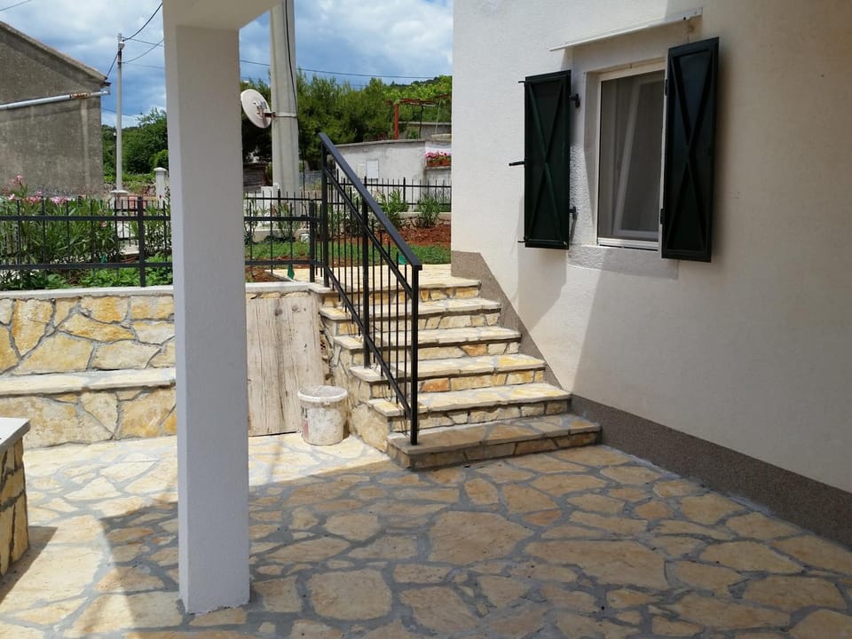 Facade/entrance, Balcony/Terrace