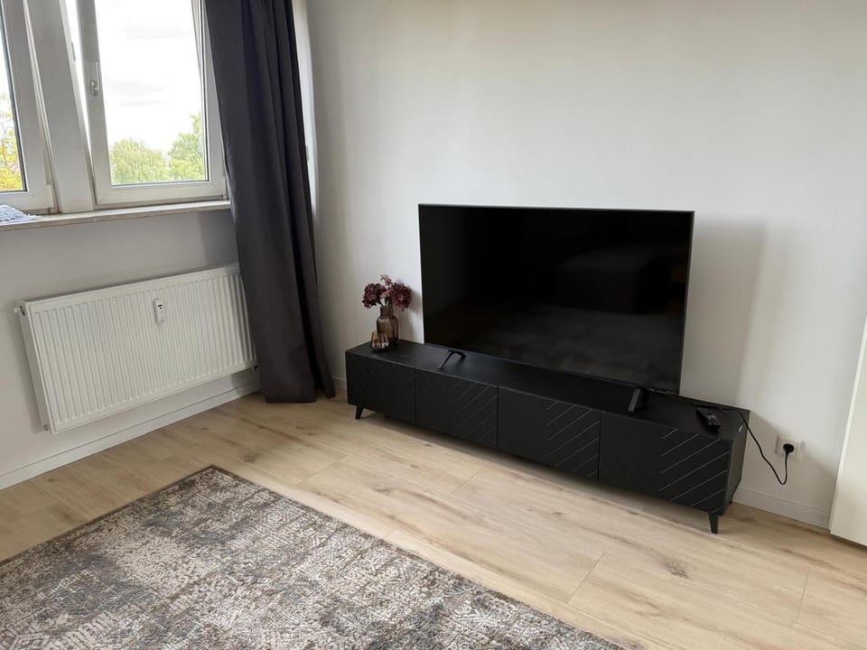TV and multimedia, Living room, Seating area, Evening entertainment