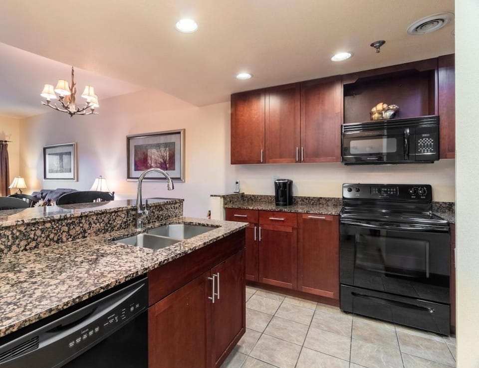 2BR Cozy Suite W View Jacuzzi & Resort Pool House in Pigeon Forge