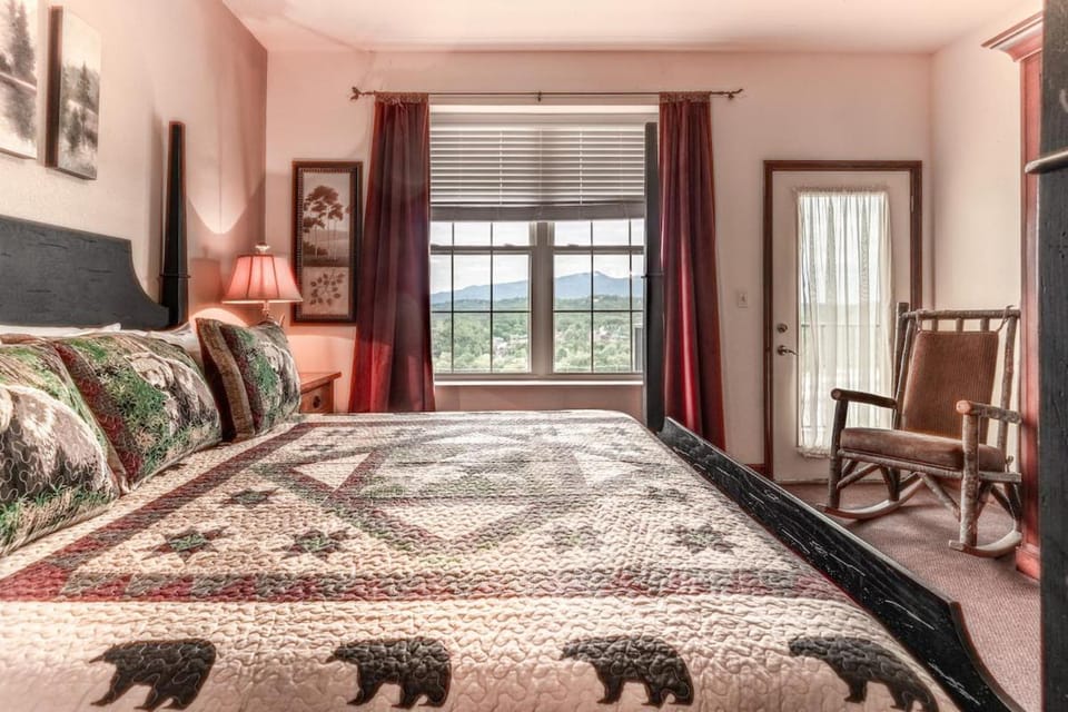 2BR Cozy Suite W View Jacuzzi & Resort Pool House in Pigeon Forge