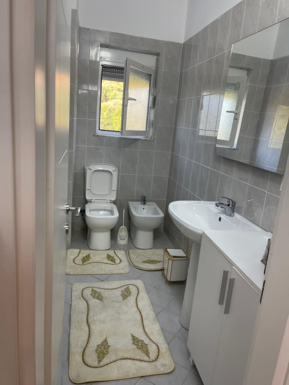 Shower, Toilet, Bathroom, bidet, towels
