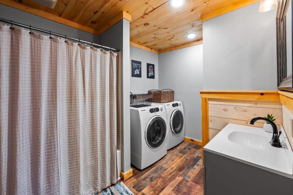 Peaceful Escape w Hot Tub Grill Pool Table House in Pigeon Forge