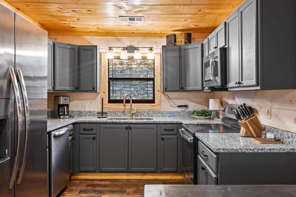 Peaceful Escape w Hot Tub Grill Pool Table House in Pigeon Forge