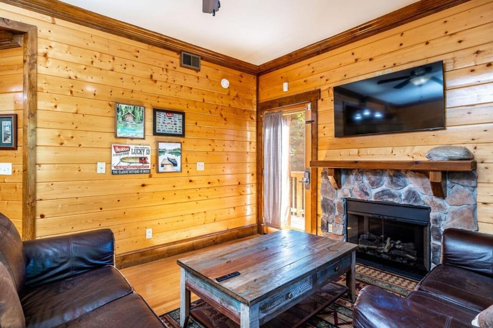 Serene Cabin w Hot Tub & Resort Pool Cabin in Pigeon Forge
