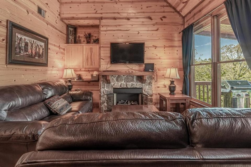 Cozy Retreat in Smoky w Hot Tub & Pool Table House in Pigeon Forge
