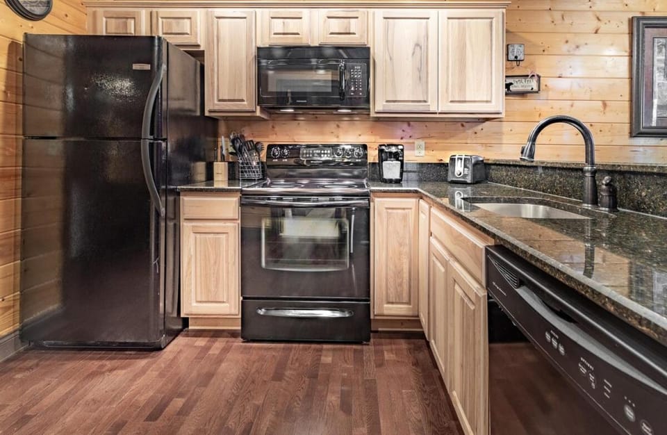 Rustic Escape Cabin w Private Hot Tub Cabin in Pigeon Forge
