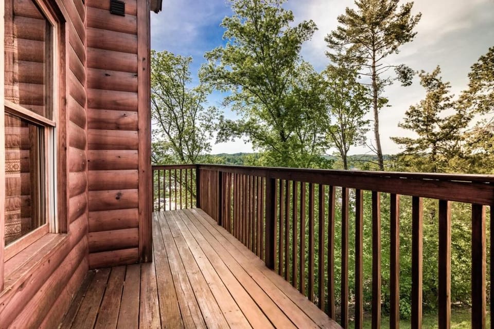 Rustic Escape Cabin w Private Hot Tub Cabin in Pigeon Forge