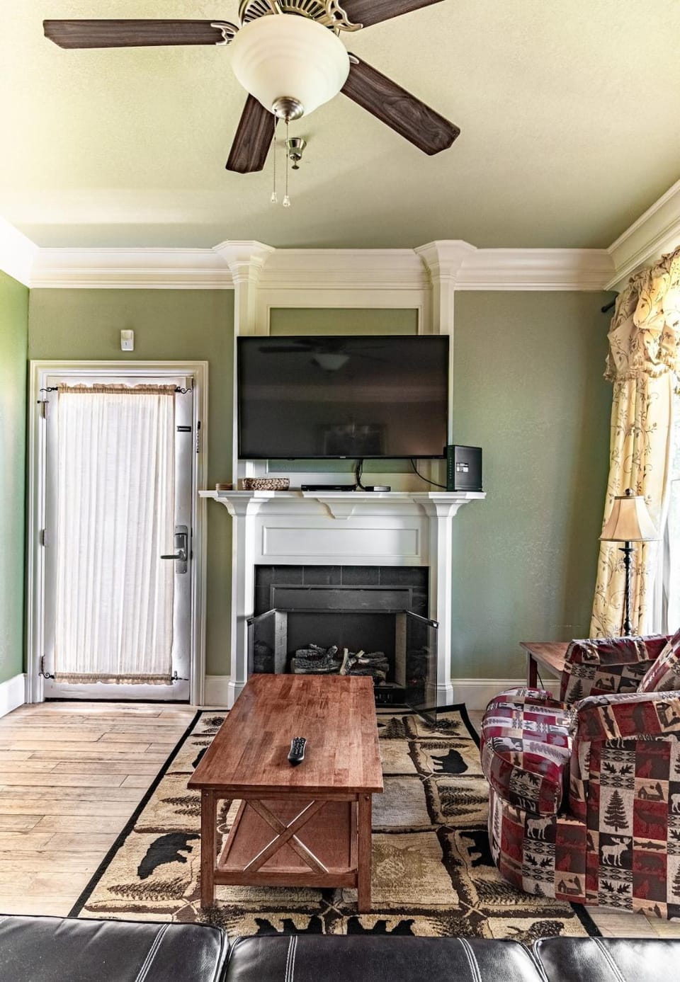 Cozy Haven near Parkway w Hot Tub & Resort Pool House in Pigeon Forge