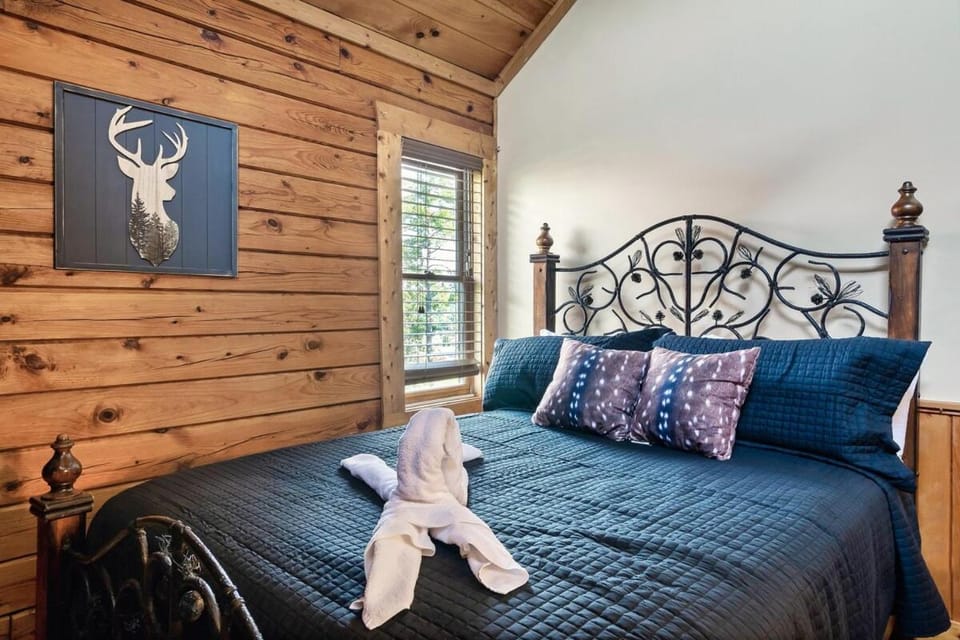 Cozy Cabin Near Smoky w Resort Pool & Grill Cabin in Pigeon Forge