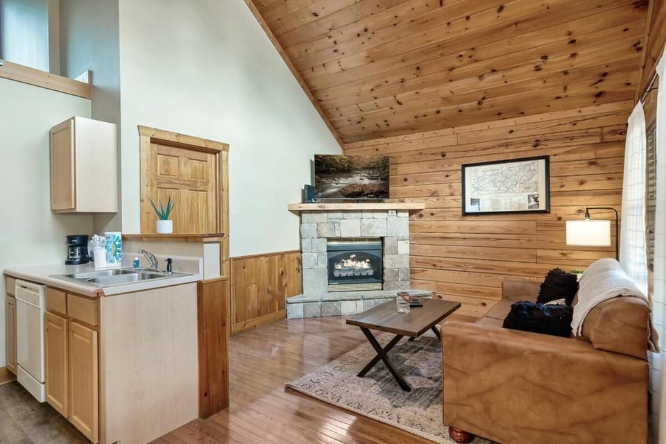 Cozy Cabin Near Smoky w Resort Pool & Grill Cabin in Pigeon Forge
