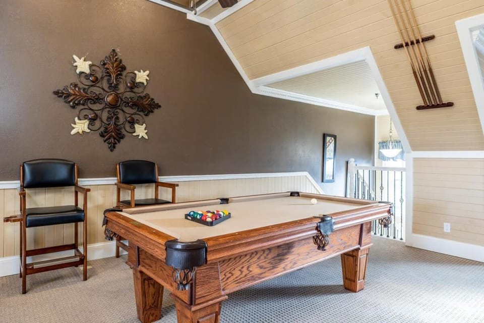 Fun Retreat w Pool Table Hot tub House in Pigeon Forge