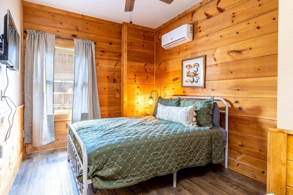 Relaxing Getaway at Smoky Arcade & Resort Pool House in Pigeon Forge