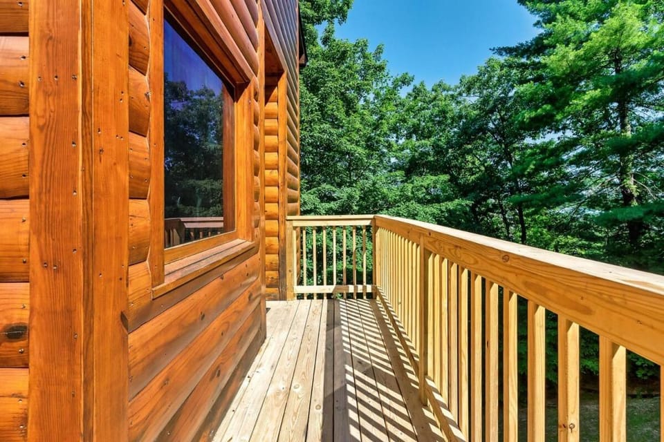 Charming Cabin Getaway w Hot Tub & Grill Cabin in Pigeon Forge