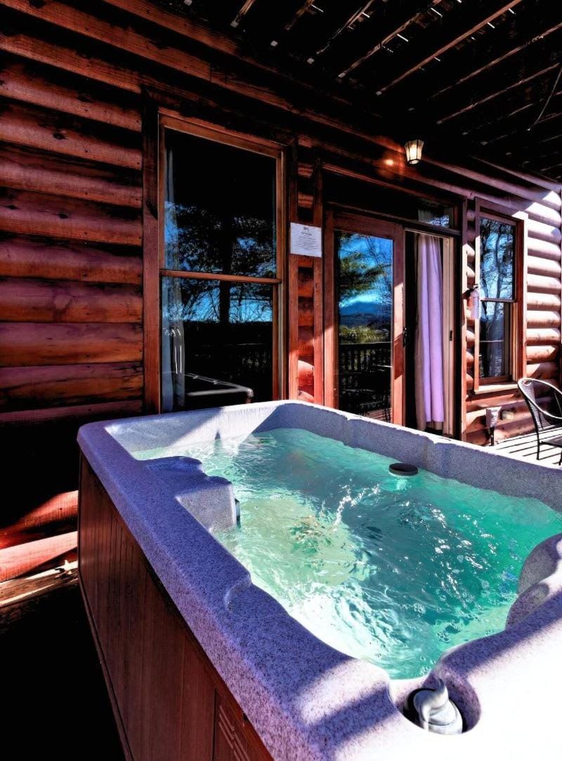 Cozy Cabin Near Dollywood with Hot Tub & Grill Cabin in Pigeon Forge