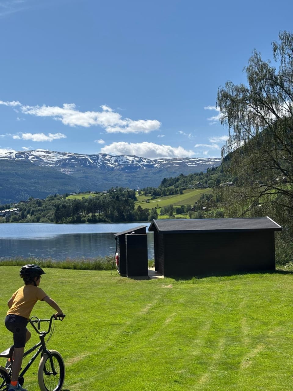 Nearby landmark, Spring, Day, People, Natural landscape, Cycling, Lake view, River view, group of guests