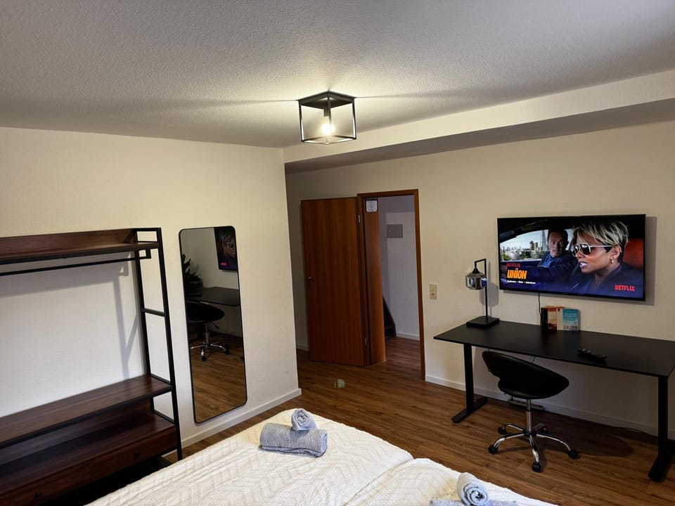 TV and multimedia, Photo of the whole room, Bedroom