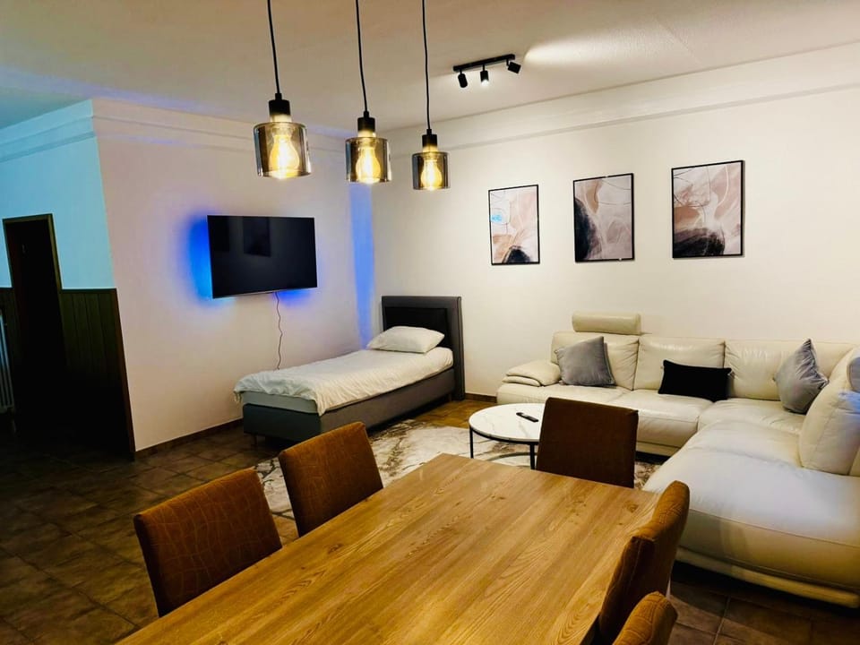 TV and multimedia, Living room, Evening entertainment