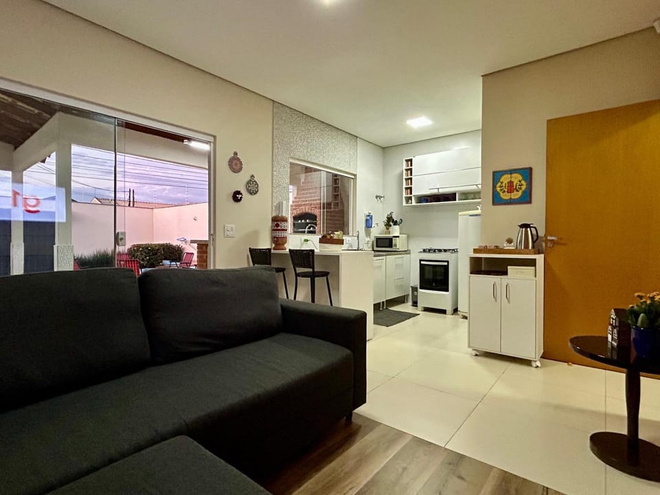Coffee/tea facilities, Kitchen or kitchenette, Living room, Seating area, Dining area