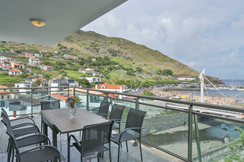 View (from property/room), Balcony/Terrace, Dining area, Sea view