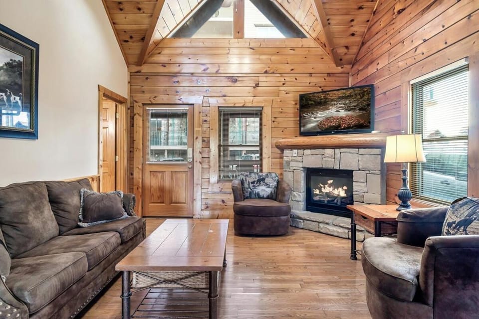 Chill & Enjoy Smokies w Hot Tub & Resort Pool House in Pigeon Forge