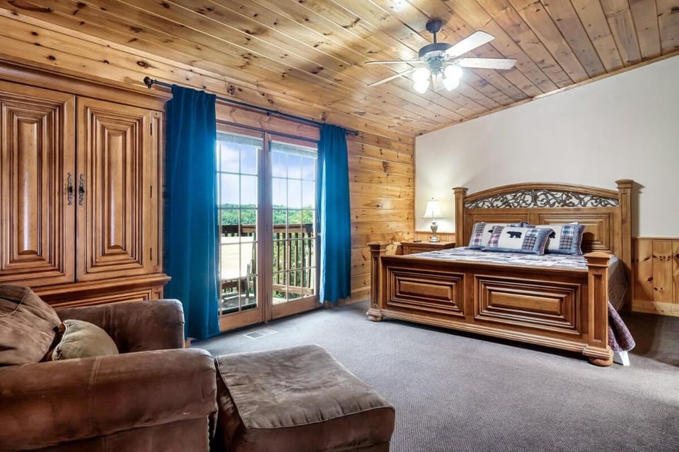 Chill & Enjoy Smokies w Hot Tub & Resort Pool House in Pigeon Forge